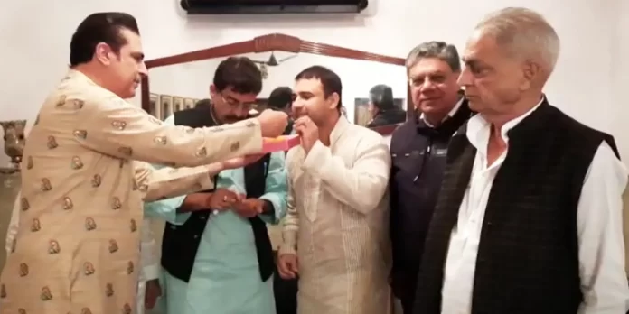 आजम खान की सदस्यता रद्द होने पर पूर्व मंत्री का कोर्ट को सम्मान, बांटी मिठाई