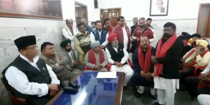 भाजपा के नहले पर आज़म खान का दहला, भाजपा से जिला पंचायत सदस्य का चुनाव लड़े संतोष खेड़ा को समाजवादी पार्टी ज्वाइन कराई