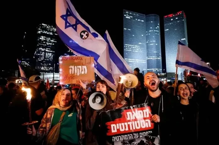 protest in israel नेतन्याहू सरकार के खिलाफ तेल अवीव में 80,000 से ज्यादा लोगों ने किया प्रदर्शन