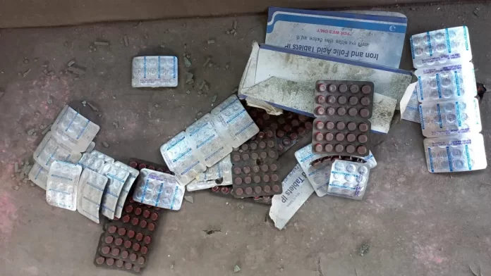 medicine जिला अस्पताल में खड़ी एंबुलेंस से मिली एक्सपायर दवाएं