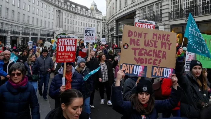 uk strike ब्रिटेन में 124 विभागों के लाखों कर्मचारियों की हड़ताल, जनजीवन बुरी तरह प्रभावित