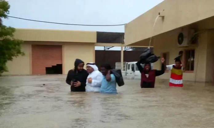UAE में भारी बारिश, सरकार ने जारी किया अलर्ट, वर्क फ्रॉम होम का निर्देश