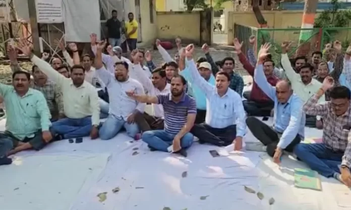 पीडब्ल्यूडी विभाग के अधीनस्थ अधिकारियों ने किया धरना प्रदर्शन