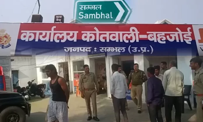 भैंस को लाठी मारने पर दो समुदाय के बीच विवाद, चले लाठी डंडे, हुआ पथराव