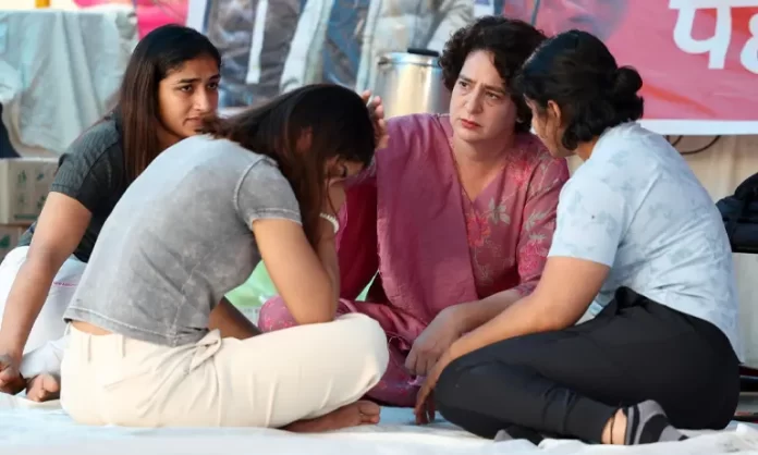 Priyanka Gandhi जंतर-मंतर पर धरना दे रहे पहलवानों को मिला प्रियंका गांधी का साथ