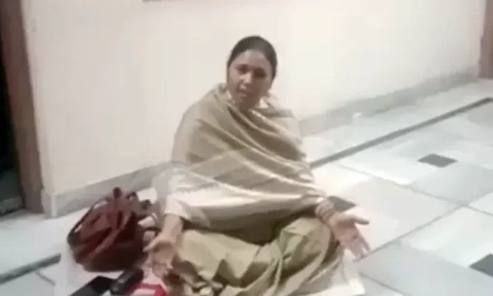 बरेली में सपा नेत्री राधा सोमवंशी ने जिला अध्यक्ष शिवचरन कश्यप पर लगाये गंभीर आरोप