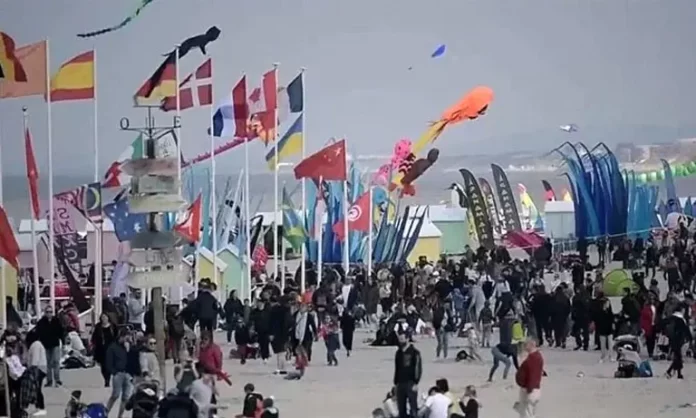 kite festival पतंग उत्सव के दौरान चालक ने तेज रफ्तार कार भीड़ पर चढ़ा दी