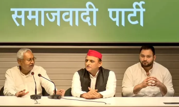अखिलेश से मुलाकात से पहले नीतीश और तेजस्वी ने आज सुबह कोलकाता में टीएमसी प्रमुख ममता बनर्जी से भी मुलाकात की।