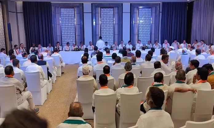 कांग्रेस अध्यक्ष ही तय करेंगे कर्नाटक के सीएम का नाम, विधायक दल की बैठक में हुआ फैसला