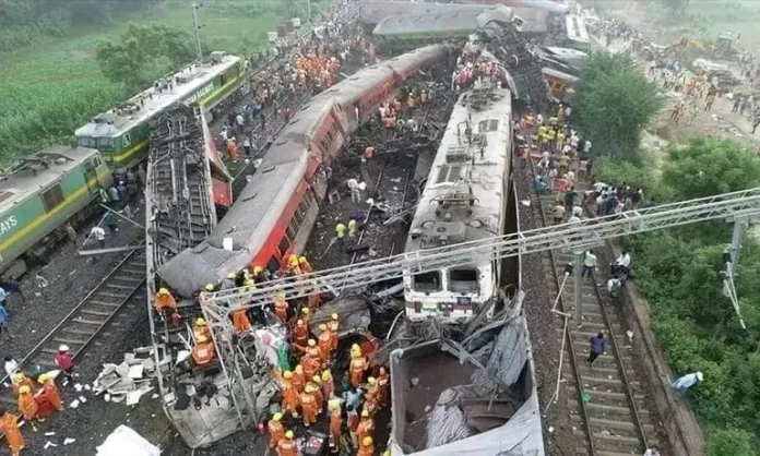 बालासोर में तीन ट्रेनों की टक्कर में पलटी 17 बोगियां
