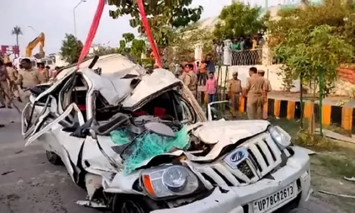 scorpio accident लखनऊ के इकाना स्टेडियम का होर्डिंग स्कॉर्पियो पर गिरा, मां-बेटी की दर्दनाक मौत