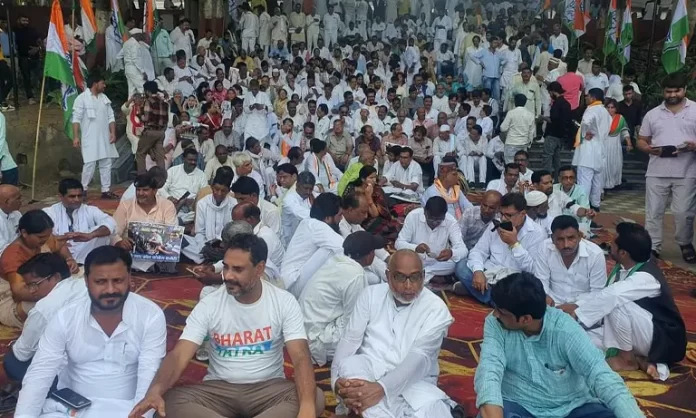 राहुल गांधी के समर्थन में कांग्रेसियों का मौन सत्‍याग्रह
