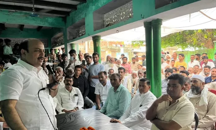 सांसद कुँवर दानिश अली ने सुनीं अपने क्षेत्र के लोगों की समस्याएं