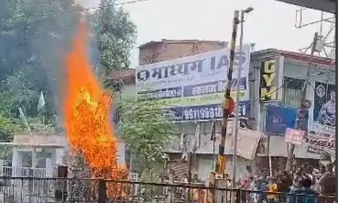 हाई टेंशन लाइन छूने से ताजिया में लगी आग, हादसे में युवक घायल