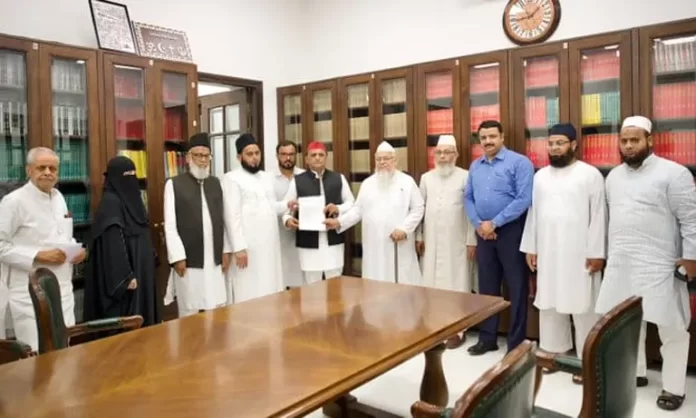 यूसीसी पर सपा कार्यालय पहुंचे मुस्लिम धर्मगुरु, सपा अध्यक्ष अखिलेश यादव मुलाक़ात