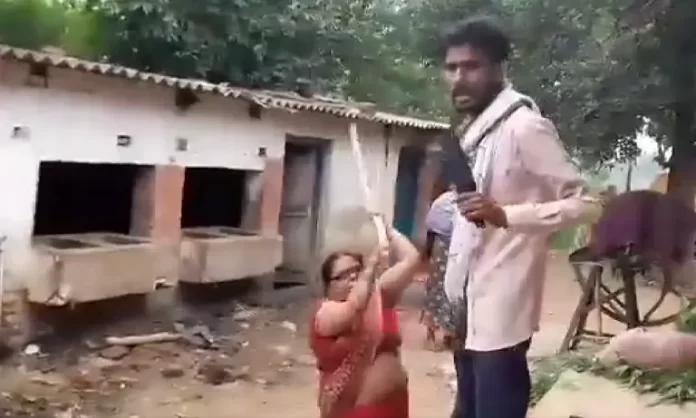 यूट्यूबर को पीटने वाली स्वास्थ्य कर्मी पर भी मुकदमा दर्ज