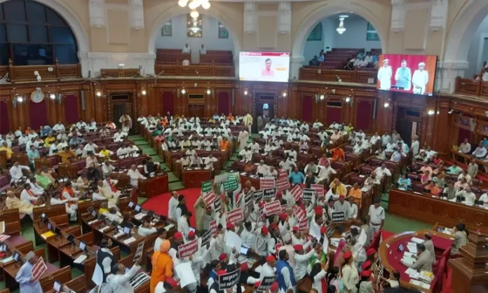विधानसभा एवं विधान परिषद सदन कल 11बजे तक के लिए स्थगित