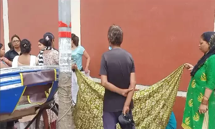 राज भवन के पास महिला ने सड़क पर बच्चे को दिया जन्म