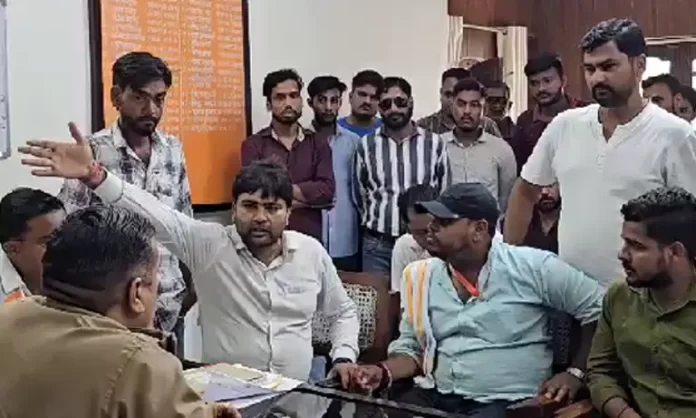भाजपा नेता ने कोतवाली में बैठकर इंस्पेक्टर को हड़काया, दबंगई का वीडियो वायरल
