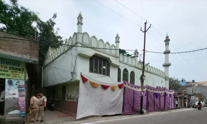 कल्कि शोभा यात्रा के को देखते हुए संभल में मस्जिदों को तिरपाल से ढकवाया गया