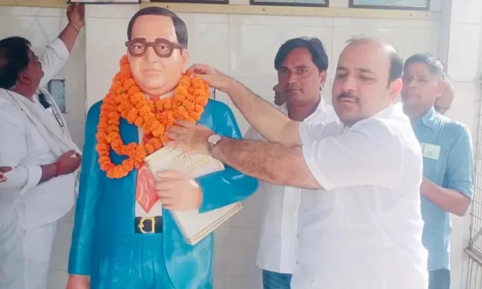 बसपा सांसद कुँवर दानिश अली ने गढ़मुखतेश्वर में अंबेडकर जी की मूर्ति पर माला अर्पण किया