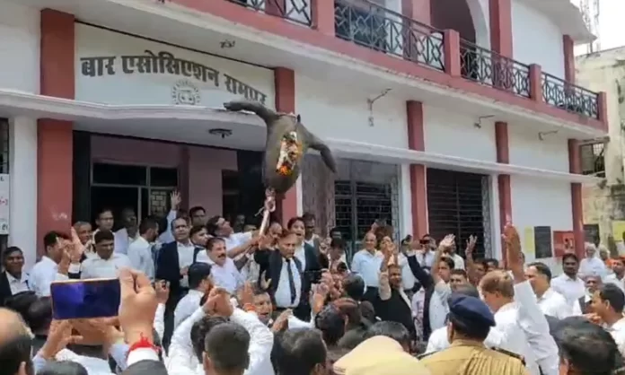 Lawyers Protest अधिवक्ताओं ने एसपी हापुड़ का पुतला आग के हवाले कर दिया