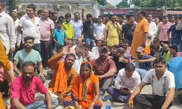 स्कूल की युवती को दो मुस्लिम लड़कों पर छेड़ने का आरोप, चौकी इंचार्ज को सस्पेंड