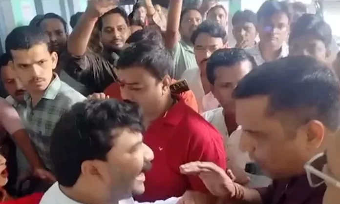 नगर पालिका बोर्ड की बैठक में पत्रकारों से मारपीट