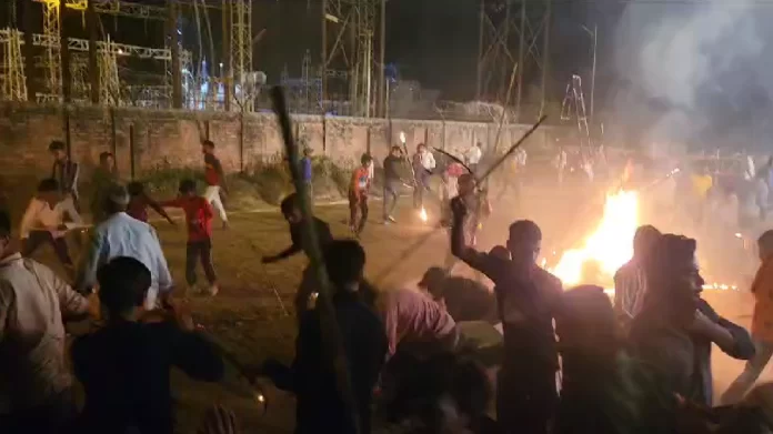 रावण दहन के बाद लकड़ी लूटने की मची होड़