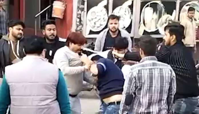 fight video रामपुर: मारपीट का वीडियो वायरल, 4 पर एफआईआर दर्ज