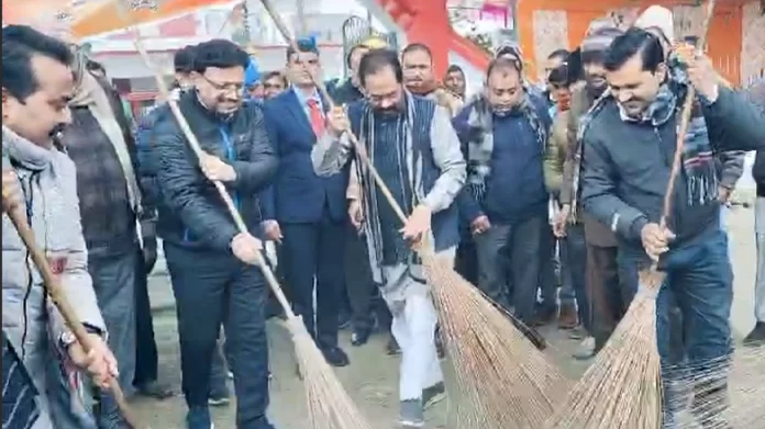 naqvi मंदिर प्राण प्रतिष्ठा को लेकर नकवी ने सफाई अभियान में की हिस्सेदारी