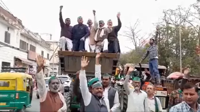 Farmers Protest रामपुर में बाबा के बुलडोज़र पर किसानों का क़ब्ज़ा