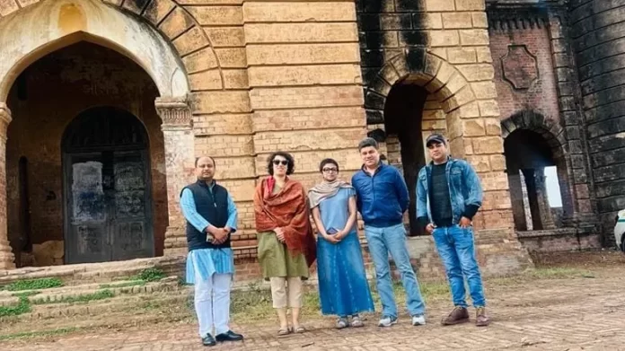 शाहबाद स्थित कोठी देखतीं फ्रांस की राजनयिक ओलिविया बेलेमेरे और राजदूत की सोशल सेक्रेट्री नारायणी हरिगोविंदन। साथ में काशिफ खां, राजा खां और नाजिम खां