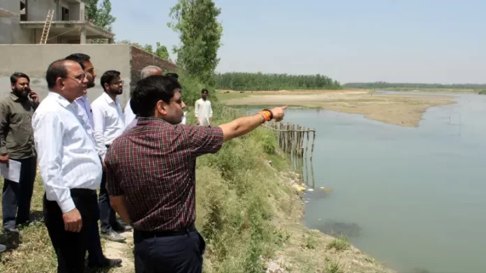 ज़िलाधिकारी जोगिंदर सिंह ने किया कोसी नदी तट का निरीक्षण