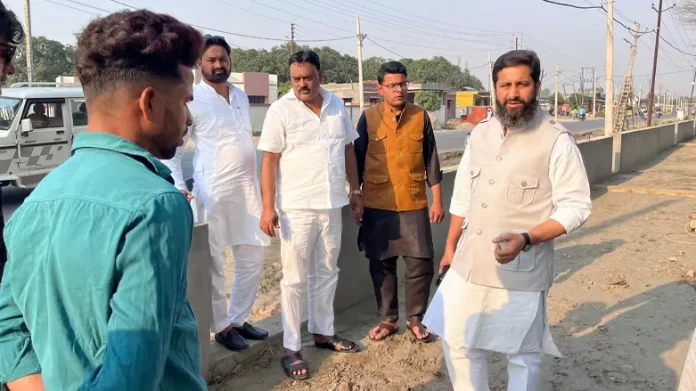 केमरी में सड़क किनारे ठेला लगाने वालों के लिए दुकानों का निर्माण शुरू