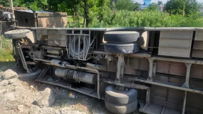6 women, minor girl among ten injured in bus accident in Akhnoor