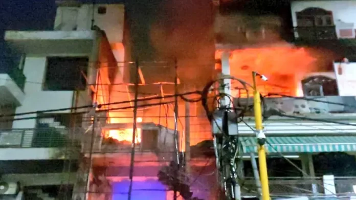 fire news दिल्ली बेबी केयर सेंटर में लगी भीषण आग