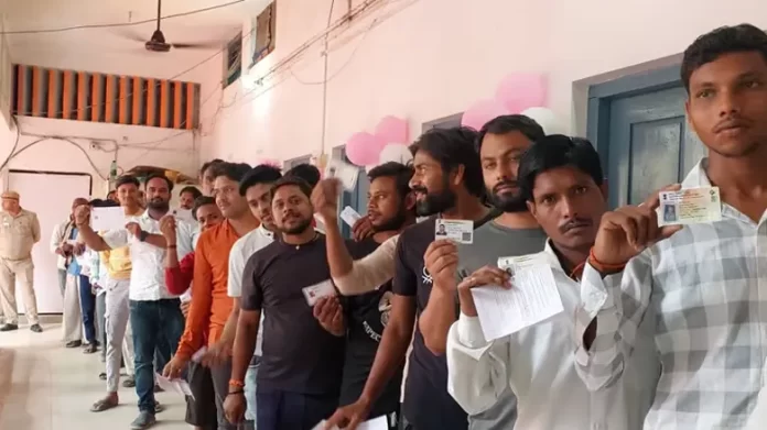 8 राज्यों की 49 सीटों पर मतदान जारी