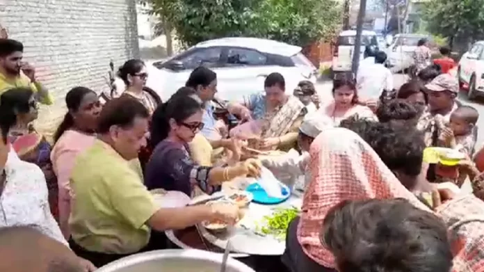 अखिल भारतीय सर्व वैश्य एकता महासभा ने मलिन बस्ती में की समाज सेवा