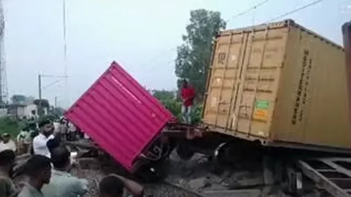यूपी के अमरोहा में रेल हादसा, मालगाड़ी के कई डिब्बे पटरी से उतरे, दिल्ली-लखनऊ रेलवे लाइन बंद