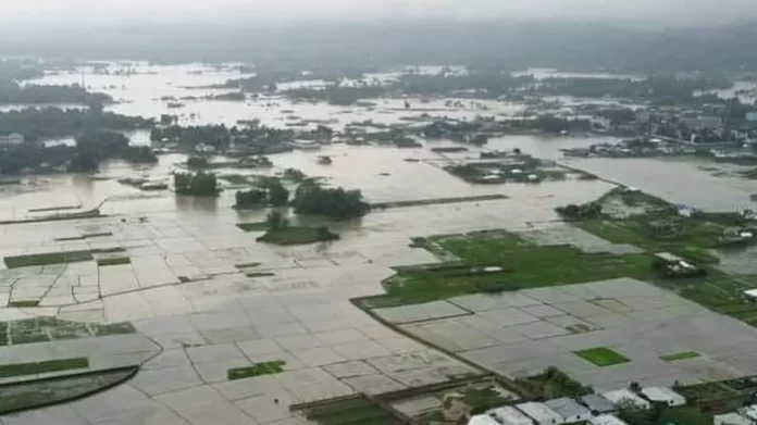 बांग्लादेश में बारिश और बाढ़ के कारण करीब 36 लाख लोग फंस गए और दो लोगों की मौत हो गई।