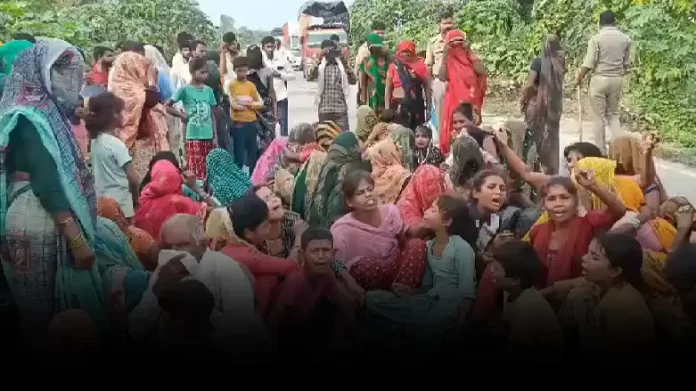 In Sambhal, people sitting on the roadside were crushed by a speeding Bolero