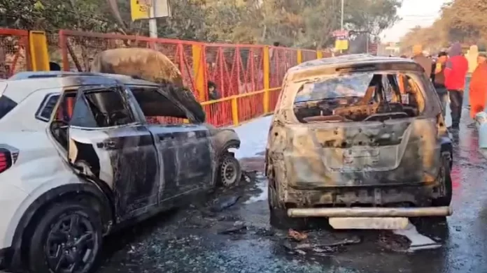 Fire in Kumbh Mahakumbh Nagar: 2 vehicles caught fire, police and fire team reached the spot and brought it under control