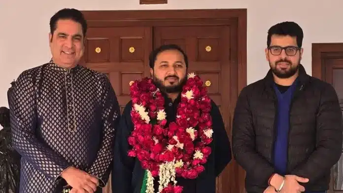 Former minister Nawab Kazim Ali Khan alias Naved Miyan and Hamza Miyan welcoming Maharaja Kamal Chandra Bhanjdeo of Bastar at Noor Mahal