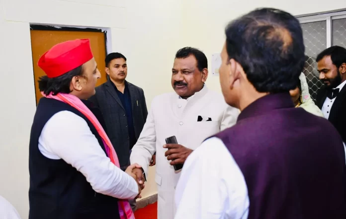 Surinder sagar with Akhilesh Yadav बसपा से निष्कासित पूर्व राज्यमंत्री सपा की साइकिल पर हुए सवार