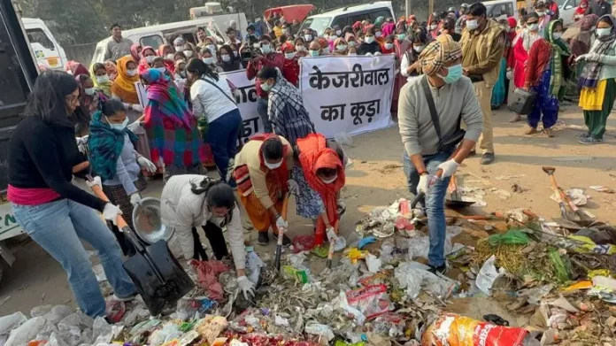 Swati Maliwal Delhi Election 2025: Swati Maliwal threw garbage outside Kejriwal's house, police detained her