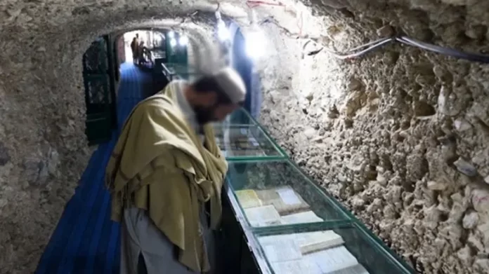 Mount Jabal-e-Noor-ul-Quran, preserving old copies of the Holy Quran