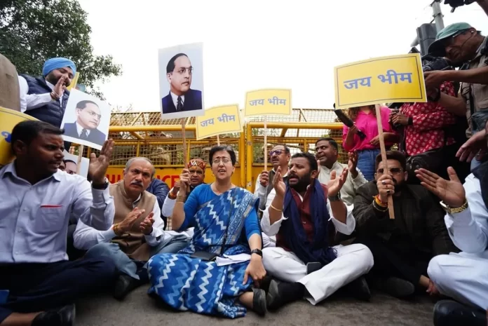 AAP leaders Protest Leader of Opposition Atishi led the protest by AAP MLAs and said something like this was happening for the first time in Delhi.