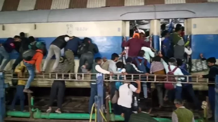 Crowd at delhi railway station 10 lakhs to the families of the dead, 2.5 lakhs to the injured, compensation announced in the stampede case at New Delhi station