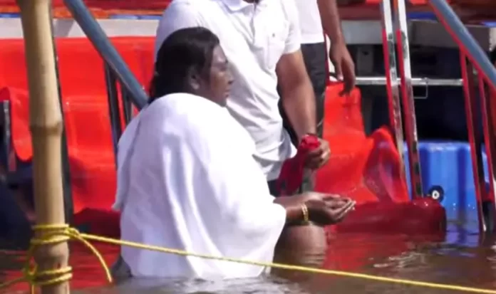 President Draupadi Murmu reached Prayag, took a holy dip in the Sangam